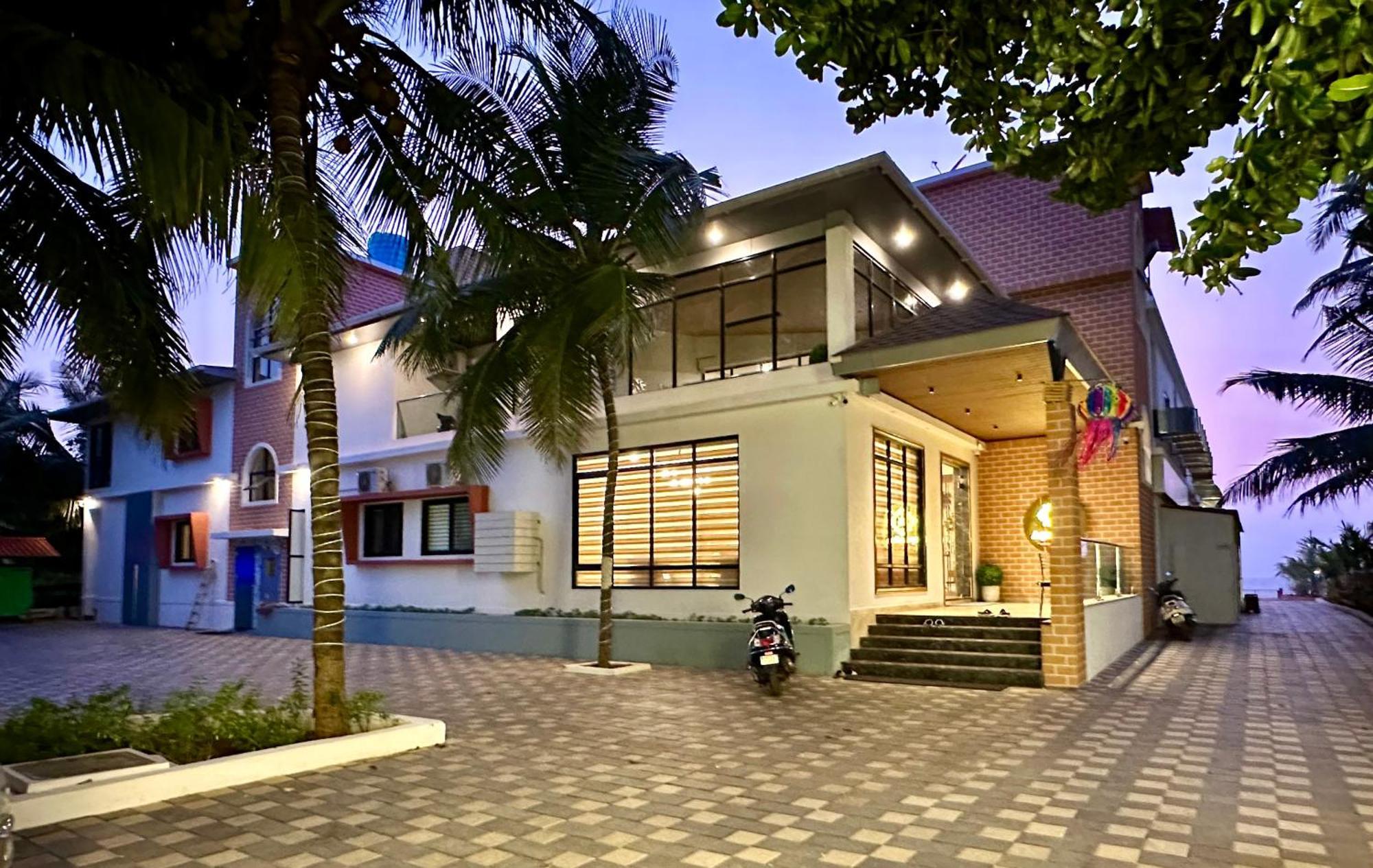 Aqualina Hotel Bhogwe Exterior photo