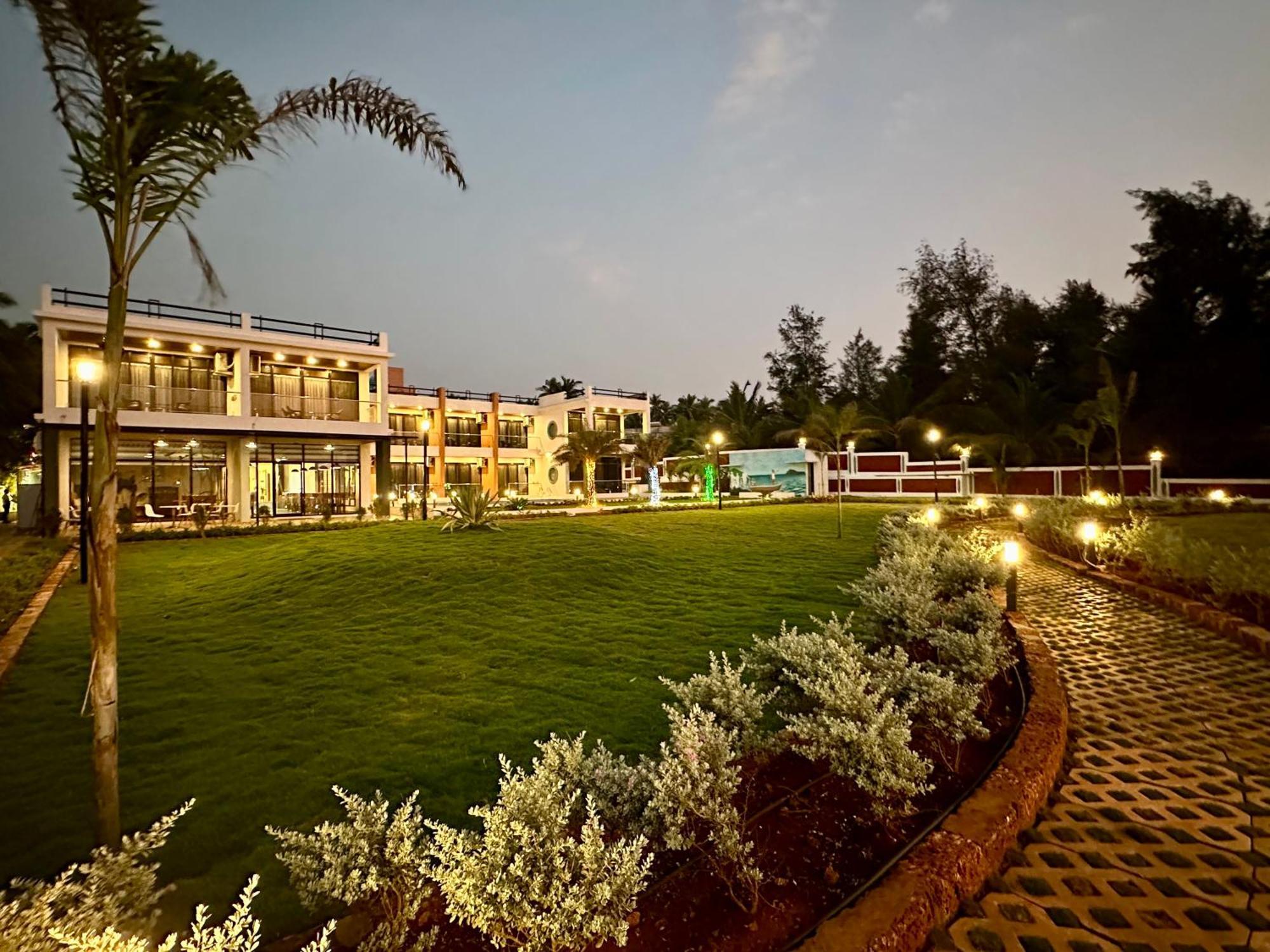 Aqualina Hotel Bhogwe Exterior photo